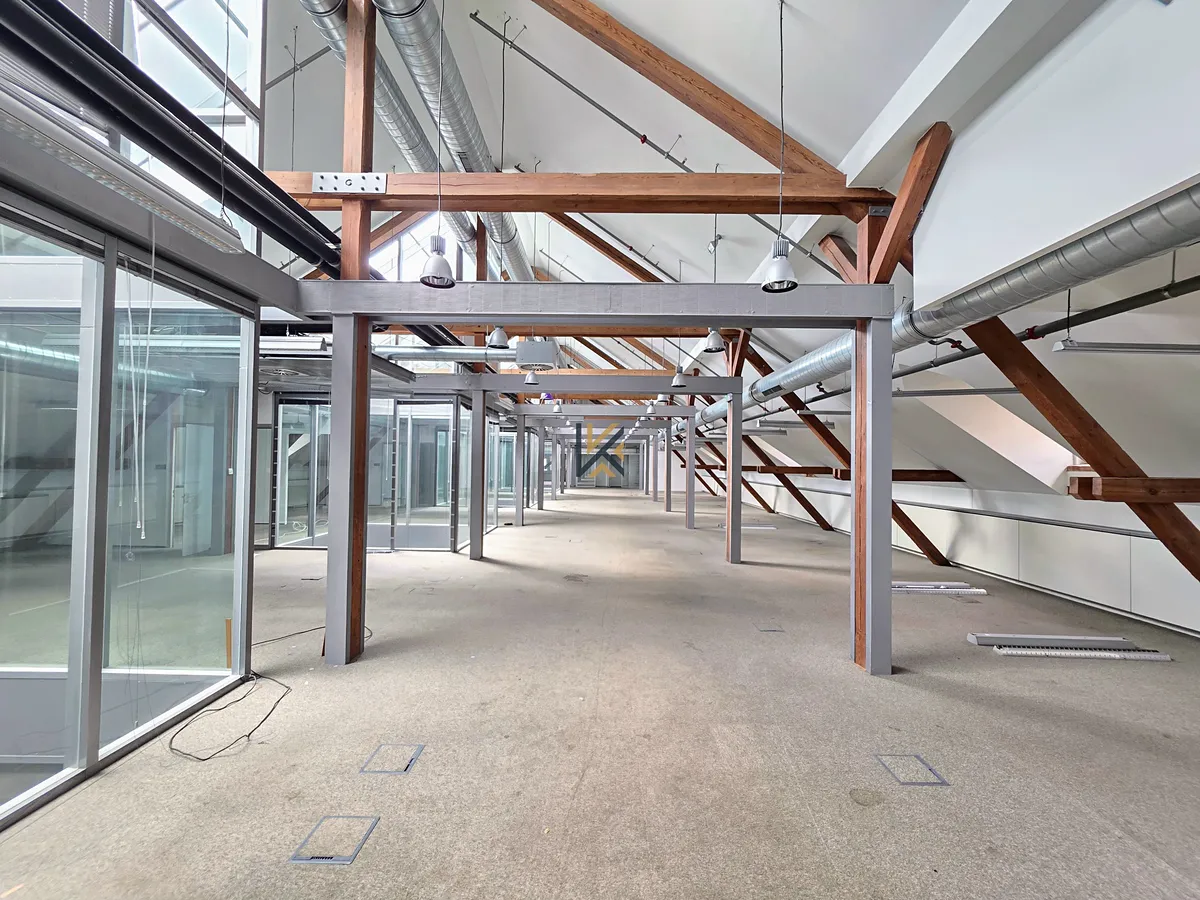 Pronájem kanceláře 1400 m²
